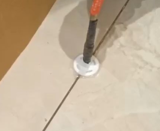新郑瓷砖空鼓维修公司专业解答瓷砖在铺贴过程中，如果没有涂抹均匀到位的粘结材料（如水泥砂浆或瓷砖胶），可能会导致以下问题
